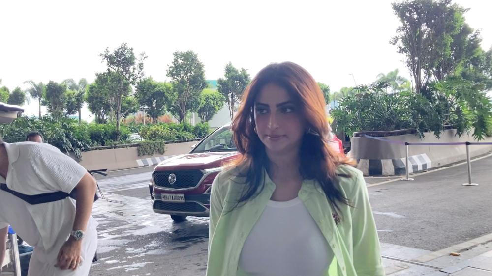 palak-tiwari-was-spotted-at-the-airport-showcasing-her-chic-and-trendy-travel-style